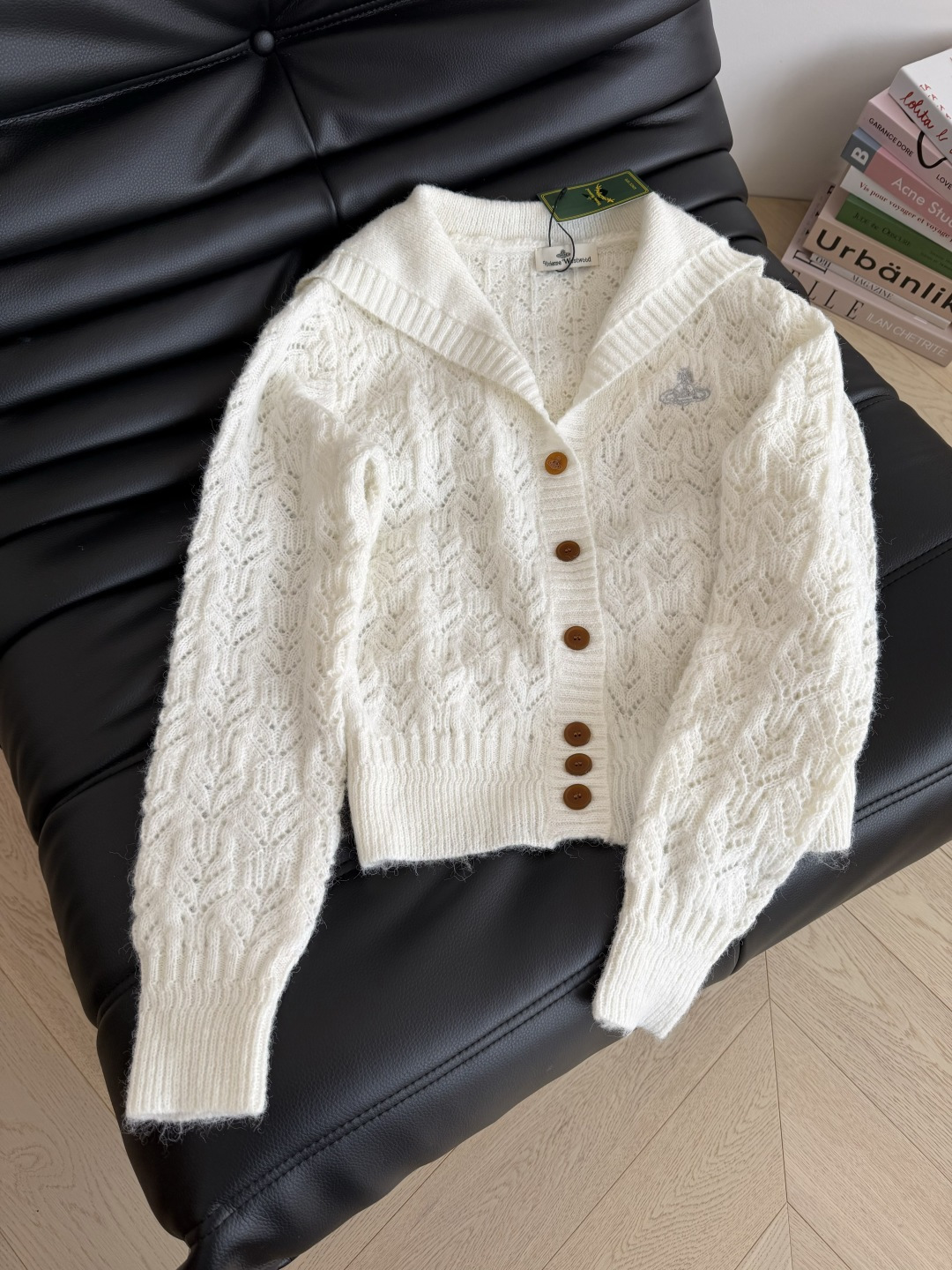 开衫中的白月光 25秋冬 土星logo刺绣翻领开衫 超级温柔的感觉 软糯有氛围感 海军风翻领设计 重工镂