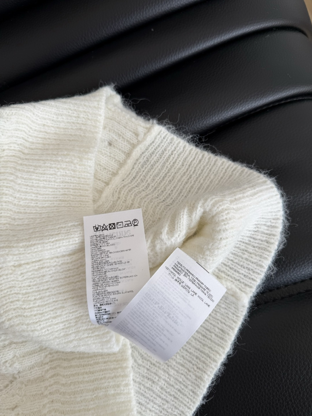 开衫中的白月光 25秋冬 土星logo刺绣翻领开衫 超级温柔的感觉 软糯有氛围感 海军风翻领设计 重工镂