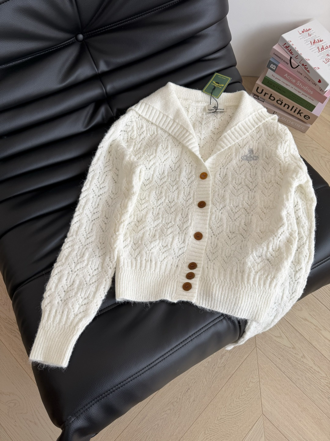 开衫中的白月光 25秋冬 土星logo刺绣翻领开衫 超级温柔的感觉 软糯有氛围感 海军风翻领设计 重工镂