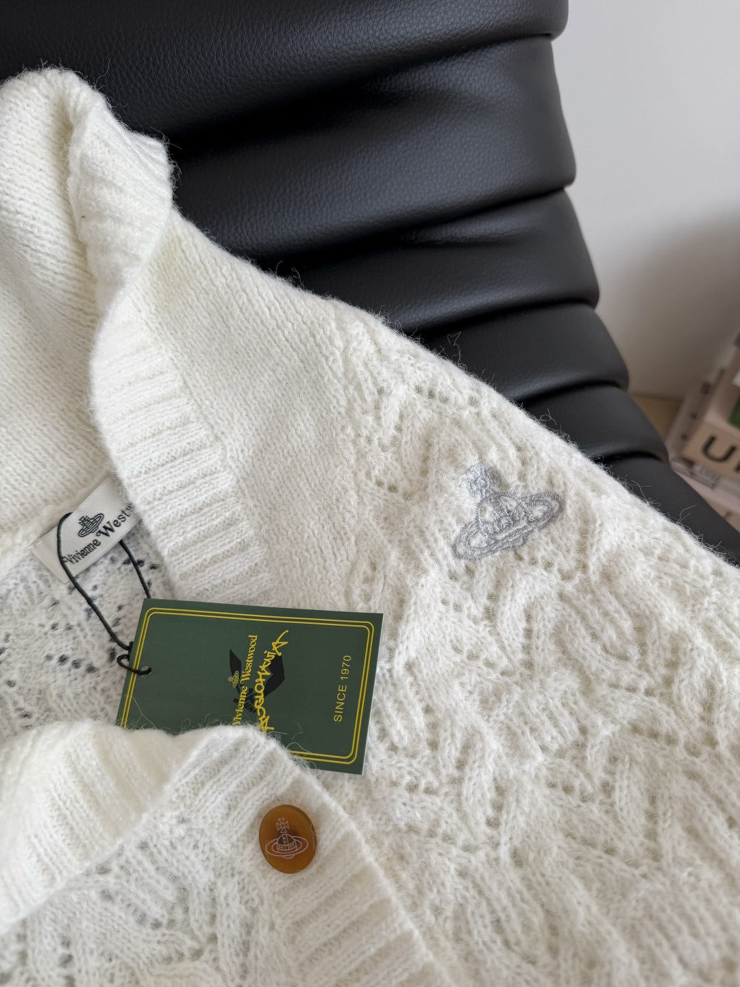 开衫中的白月光 25秋冬 土星logo刺绣翻领开衫 超级温柔的感觉 软糯有氛围感 海军风翻领设计 重工镂