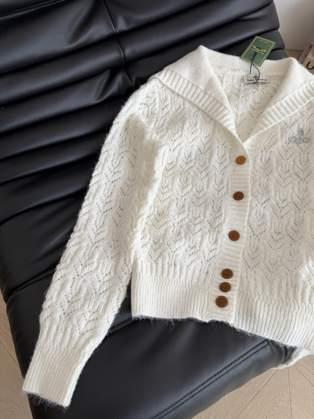 开衫中的白月光 25秋冬 土星logo刺绣翻领开衫 超级温柔的感觉 软糯有氛围感 海军风翻领设计 重工镂