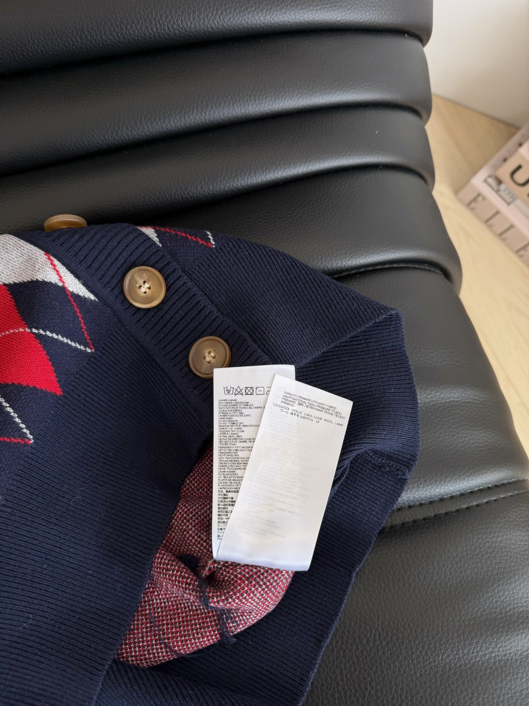 复古加分 土星logo刺绣菱格开衫 一股巴黎复古的学院风气息 洋气又耐看 休闲感很强 很适合日常的的穿搭