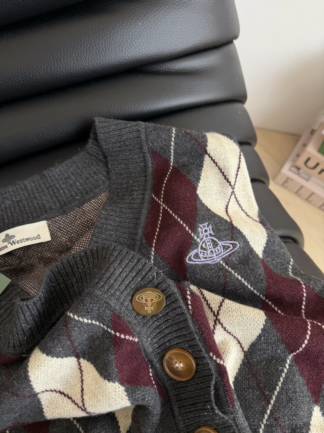 复古加分 土星logo刺绣菱格开衫 一股巴黎复古的学院风气息 洋气又耐看 休闲感很强 很适合日常的的穿搭