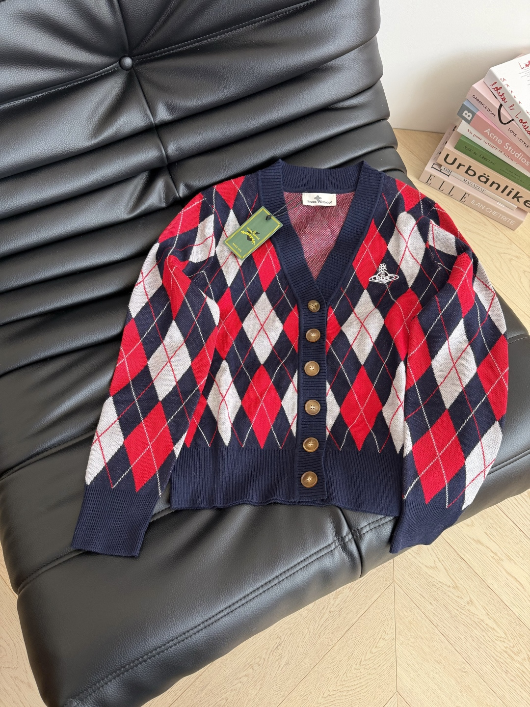 复古加分 土星logo刺绣菱格开衫 一股巴黎复古的学院风气息 洋气又耐看 休闲感很强 很适合日常的的穿搭