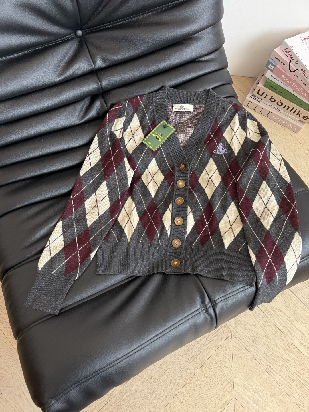 复古加分 土星logo刺绣菱格开衫 一股巴黎复古的学院风气息 洋气又耐看 休闲感很强 很适合日常的的穿搭