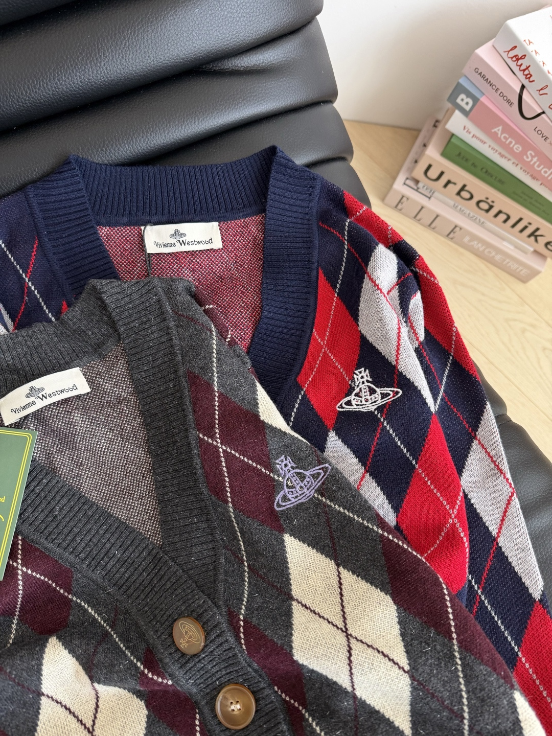 复古加分 土星logo刺绣菱格开衫 一股巴黎复古的学院风气息 洋气又耐看 休闲感很强 很适合日常的的穿搭