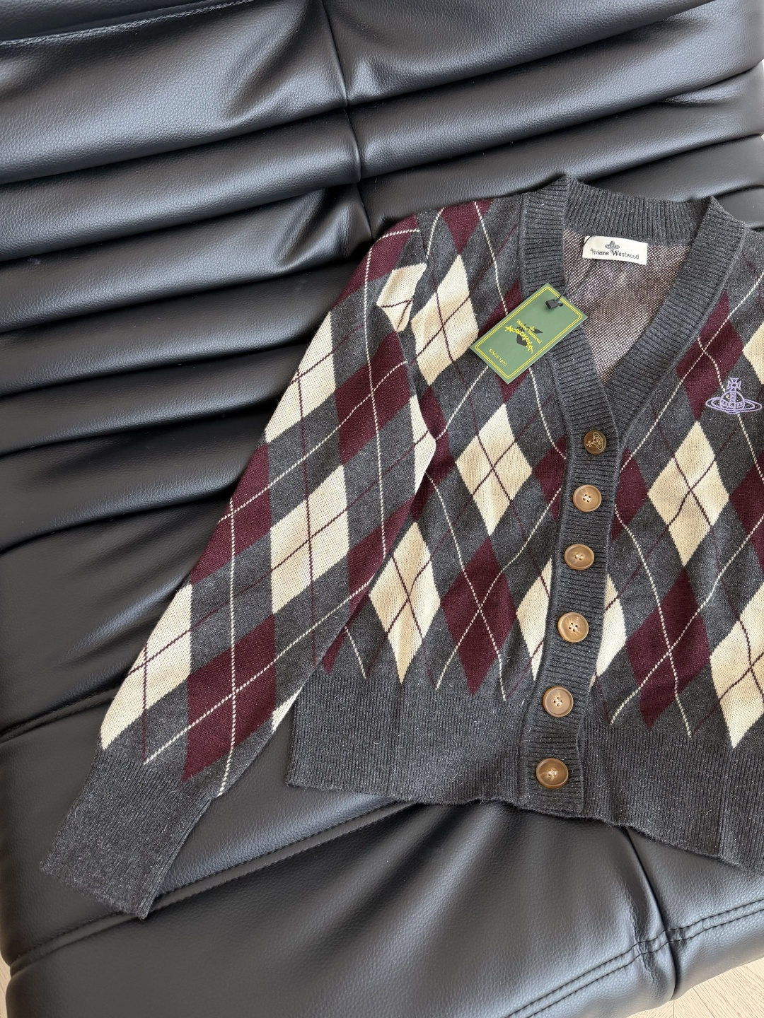 复古加分 土星logo刺绣菱格开衫 一股巴黎复古的学院风气息 洋气又耐看 休闲感很强 很适合日常的的穿搭