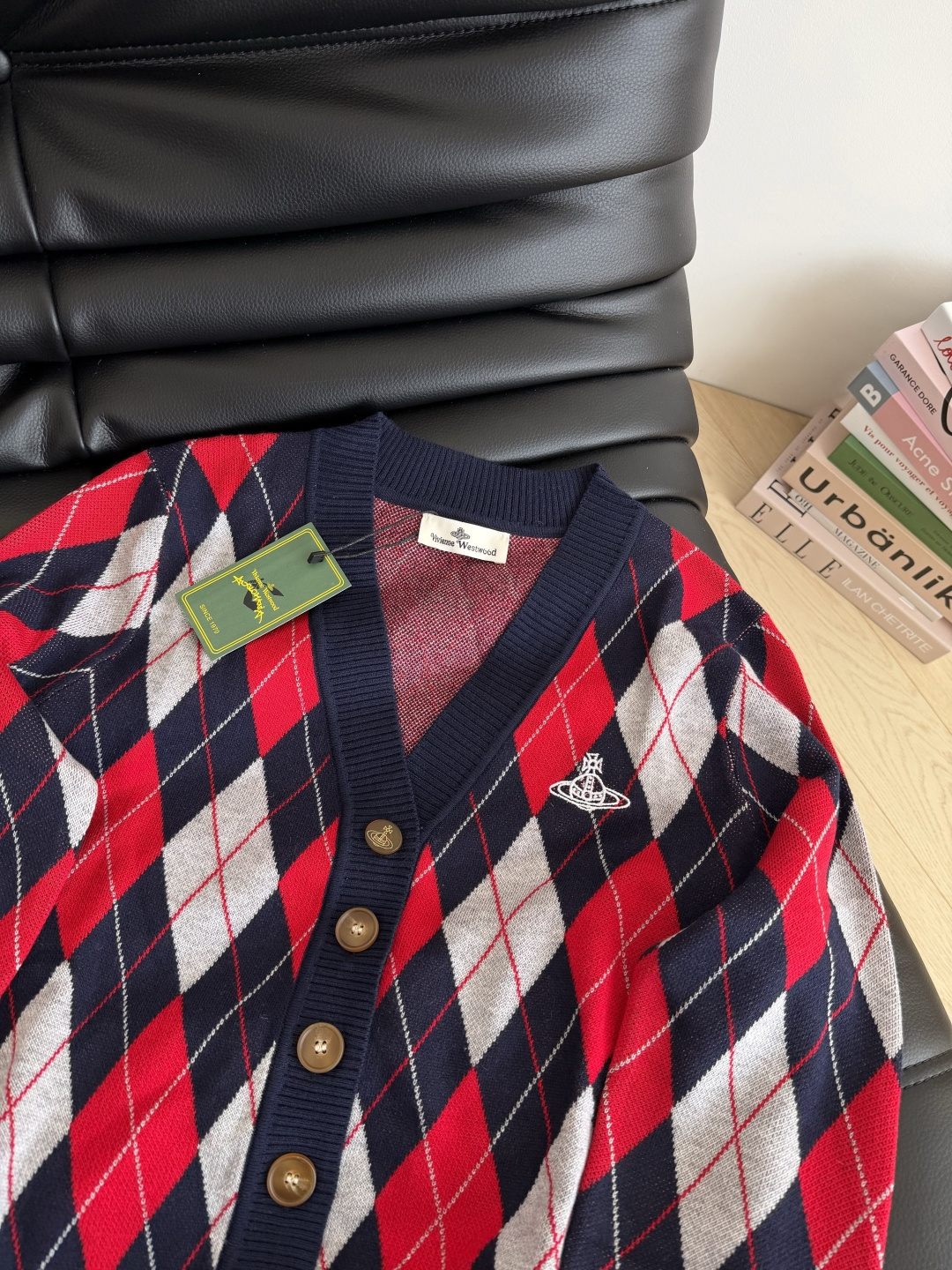 复古加分 土星logo刺绣菱格开衫 一股巴黎复古的学院风气息 洋气又耐看 休闲感很强 很适合日常的的穿搭