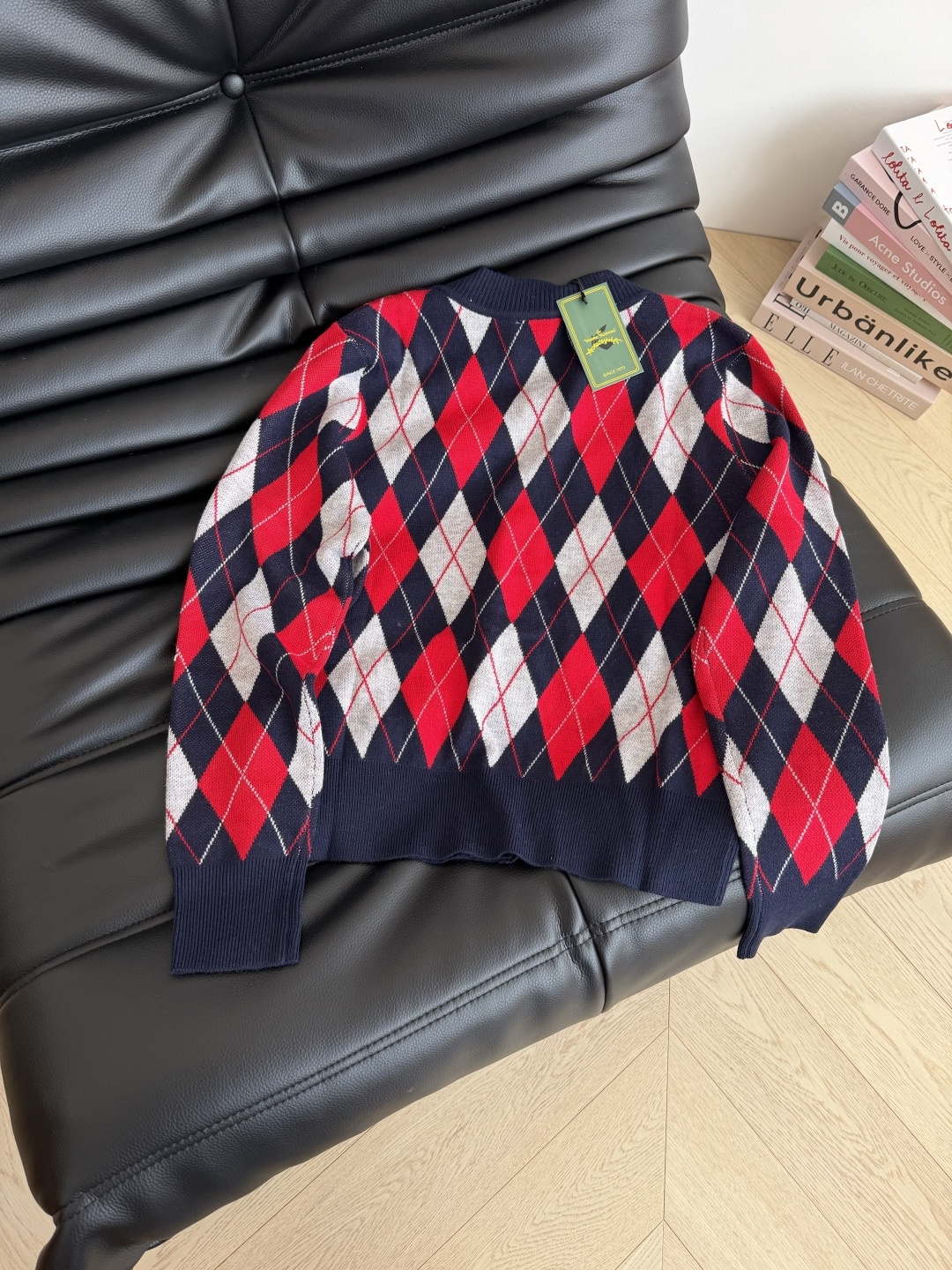 复古加分 土星logo刺绣菱格开衫 一股巴黎复古的学院风气息 洋气又耐看 休闲感很强 很适合日常的的穿搭