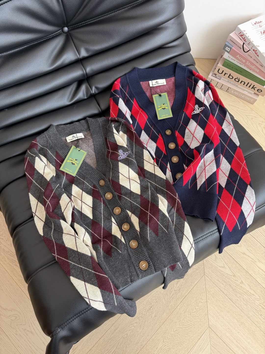 复古加分 土星logo刺绣菱格开衫 一股巴黎复古的学院风气息 洋气又耐看 休闲感很强 很适合日常的的穿搭