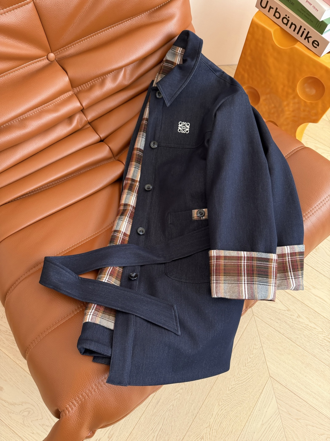 复古有型 25秋冬 复古格纹拼接设计牛仔风衣外套 中长款设计最最实穿了 自带休闲氛围感 采用进口的天丝牛