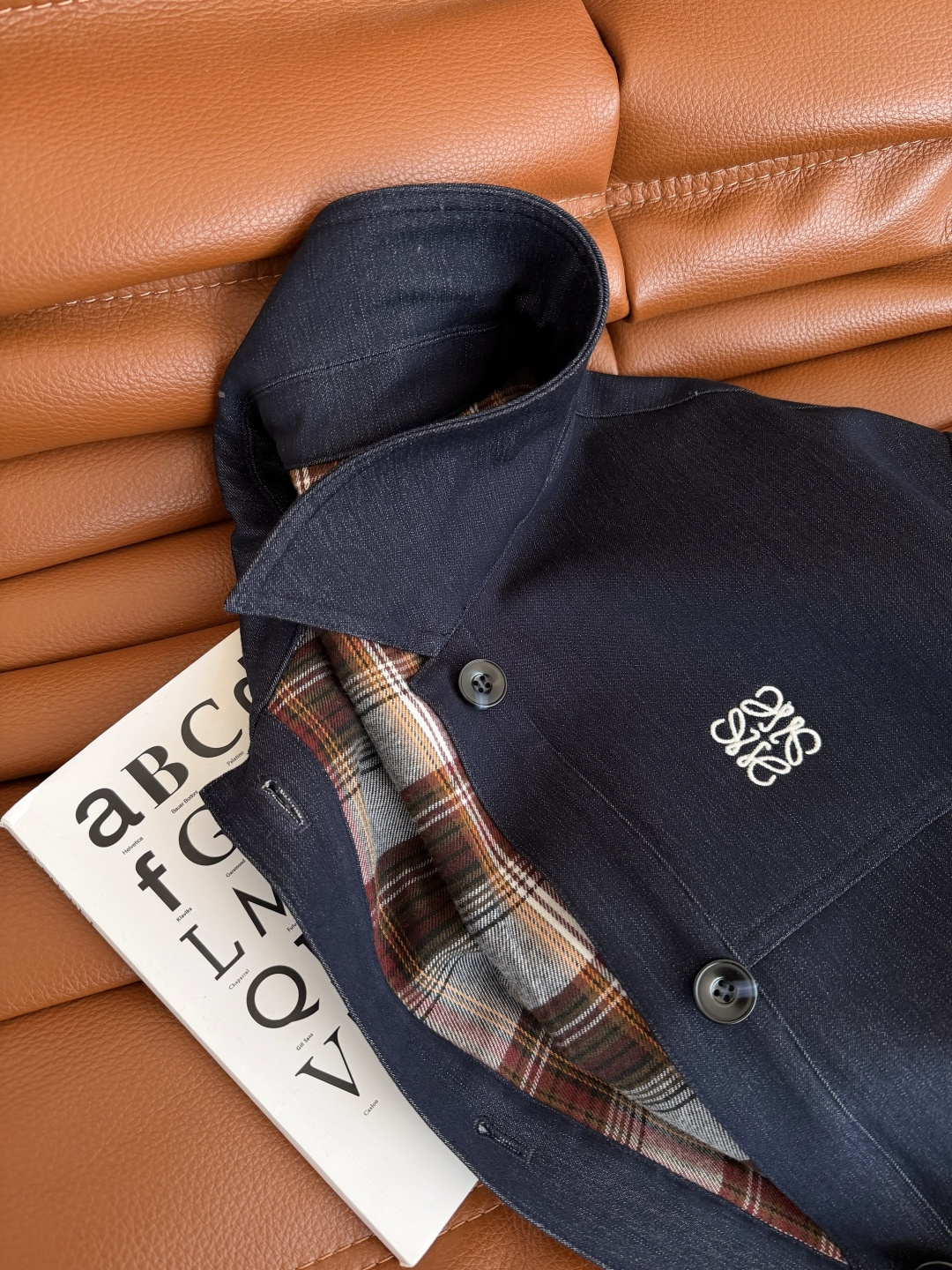 复古有型 25秋冬 复古格纹拼接设计牛仔风衣外套 中长款设计最最实穿了 自带休闲氛围感 采用进口的天丝牛