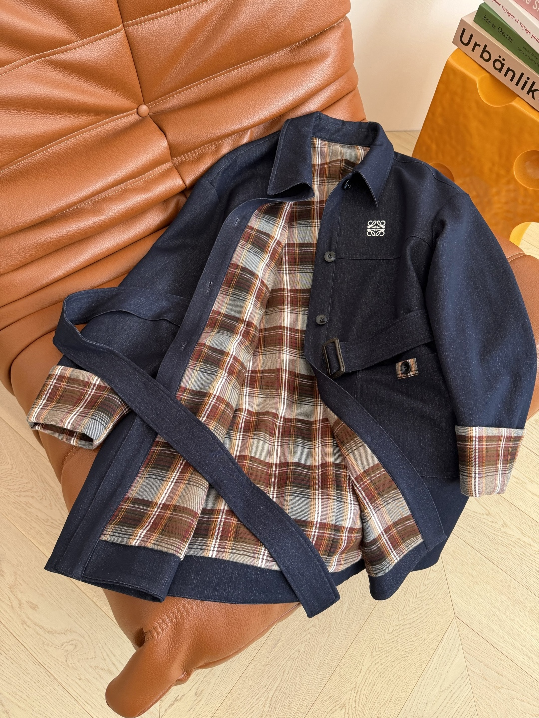 复古有型 25秋冬 复古格纹拼接设计牛仔风衣外套 中长款设计最最实穿了 自带休闲氛围感 采用进口的天丝牛