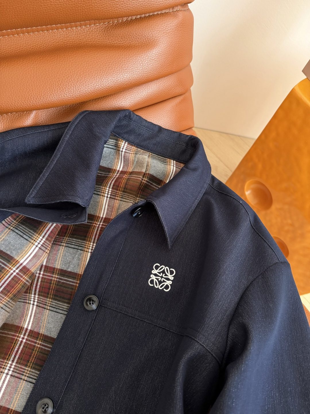 复古有型 25秋冬 复古格纹拼接设计牛仔风衣外套 中长款设计最最实穿了 自带休闲氛围感 采用进口的天丝牛