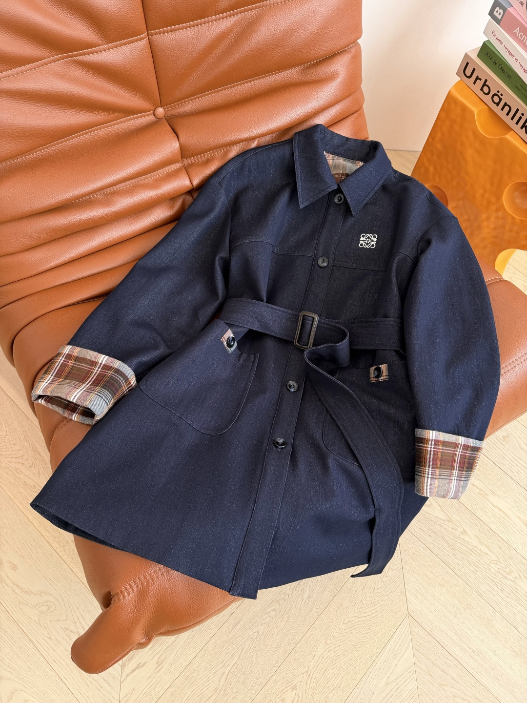 复古有型 25秋冬 复古格纹拼接设计牛仔风衣外套 中长款设计最最实穿了 自带休闲氛围感 采用进口的天丝牛