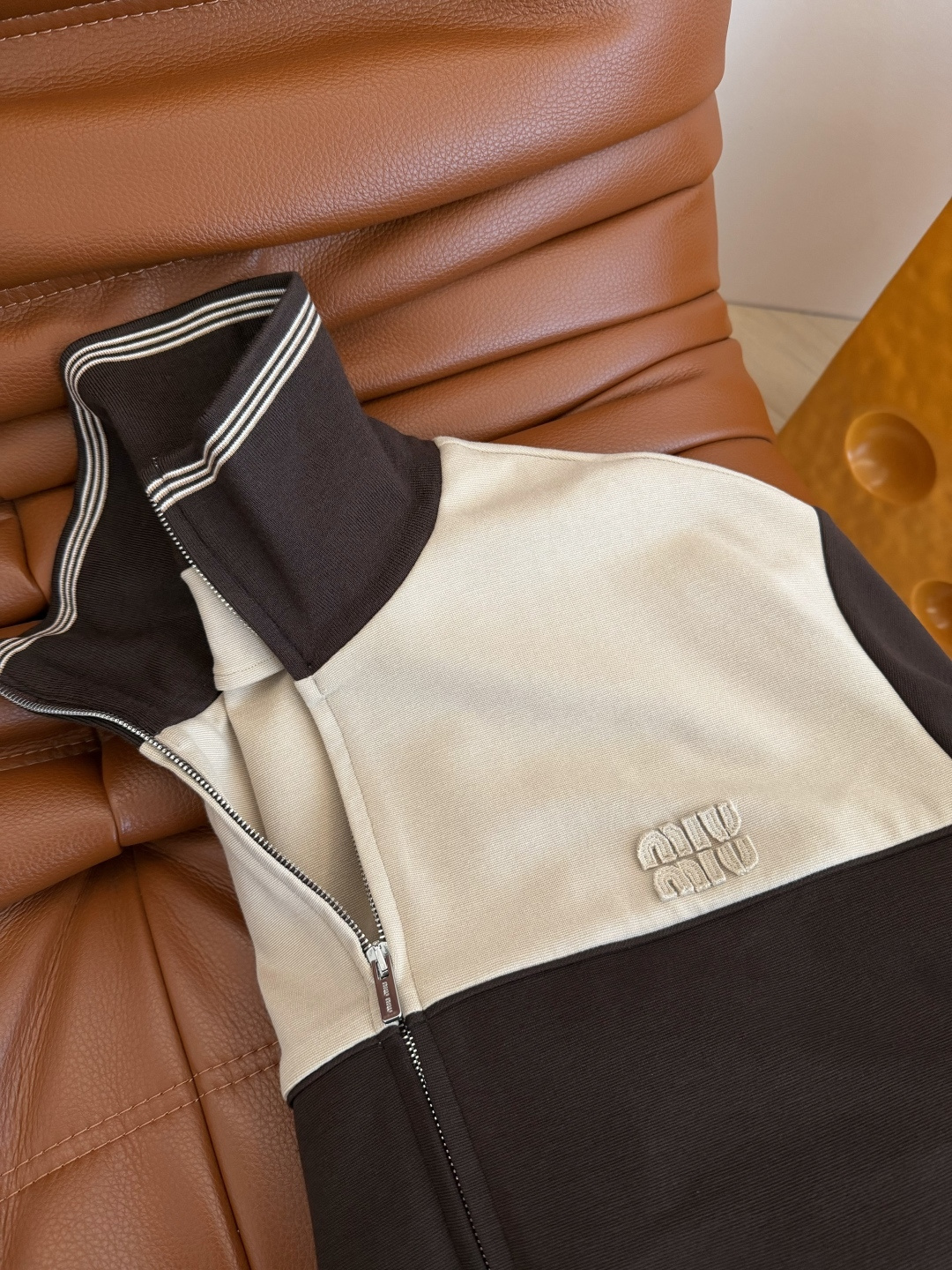 毛晓彤 超多明星同款 25秋冬 撞色设计一套搭配 棒球服卫衣+双侧织带拼接半裙 超级好看的一套 重磅定制