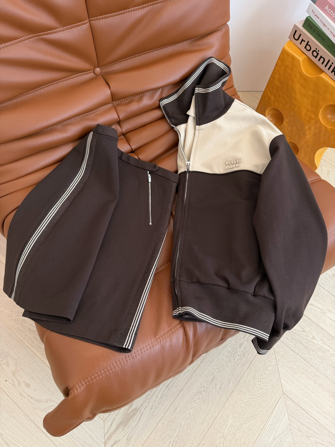 毛晓彤 超多明星同款 25秋冬 撞色设计一套搭配 棒球服卫衣+双侧织带拼接半裙 超级好看的一套 重磅定制