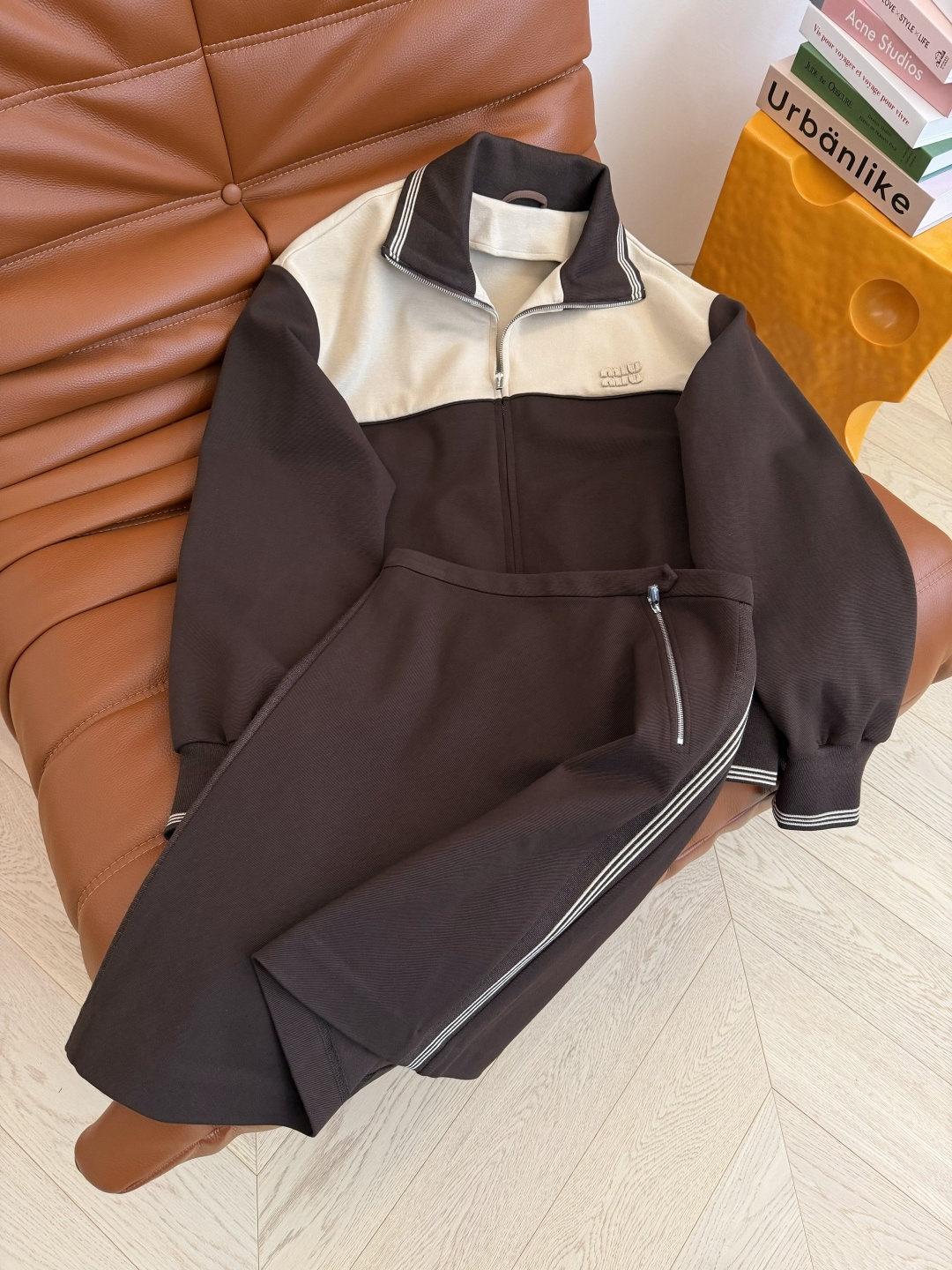 毛晓彤 超多明星同款 25秋冬 撞色设计一套搭配 棒球服卫衣+双侧织带拼接半裙 超级好看的一套 重磅定制