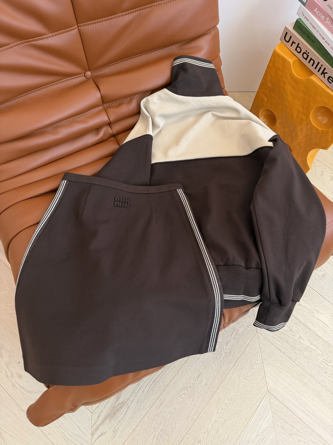 毛晓彤 超多明星同款 25秋冬 撞色设计一套搭配 棒球服卫衣+双侧织带拼接半裙 超级好看的一套 重磅定制