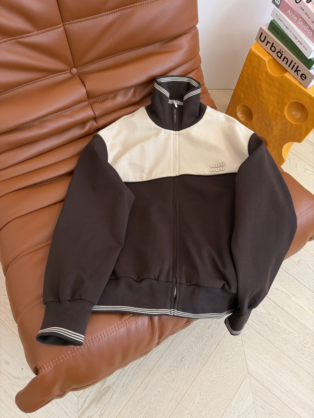 毛晓彤 超多明星同款 25秋冬 撞色设计一套搭配 棒球服卫衣+双侧织带拼接半裙 超级好看的一套 重磅定制