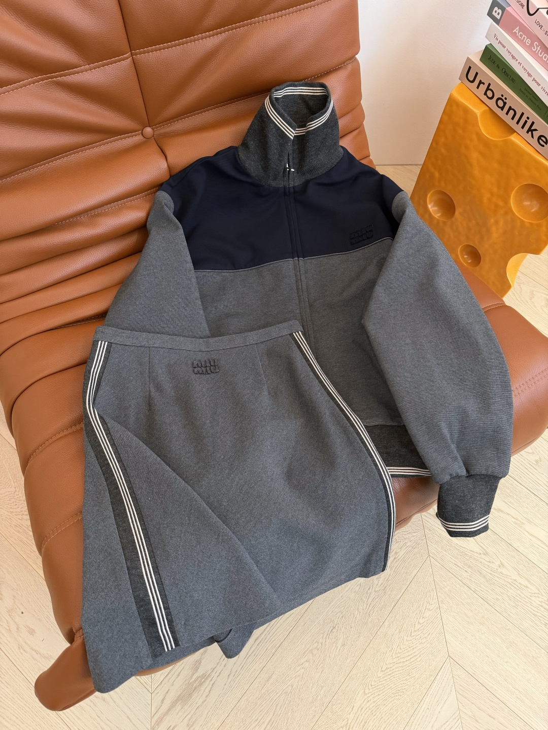 毛晓彤 超多明星同款 25秋冬 撞色设计一套搭配 棒球服卫衣+双侧织带拼接半裙 超级好看的一套 重磅定制