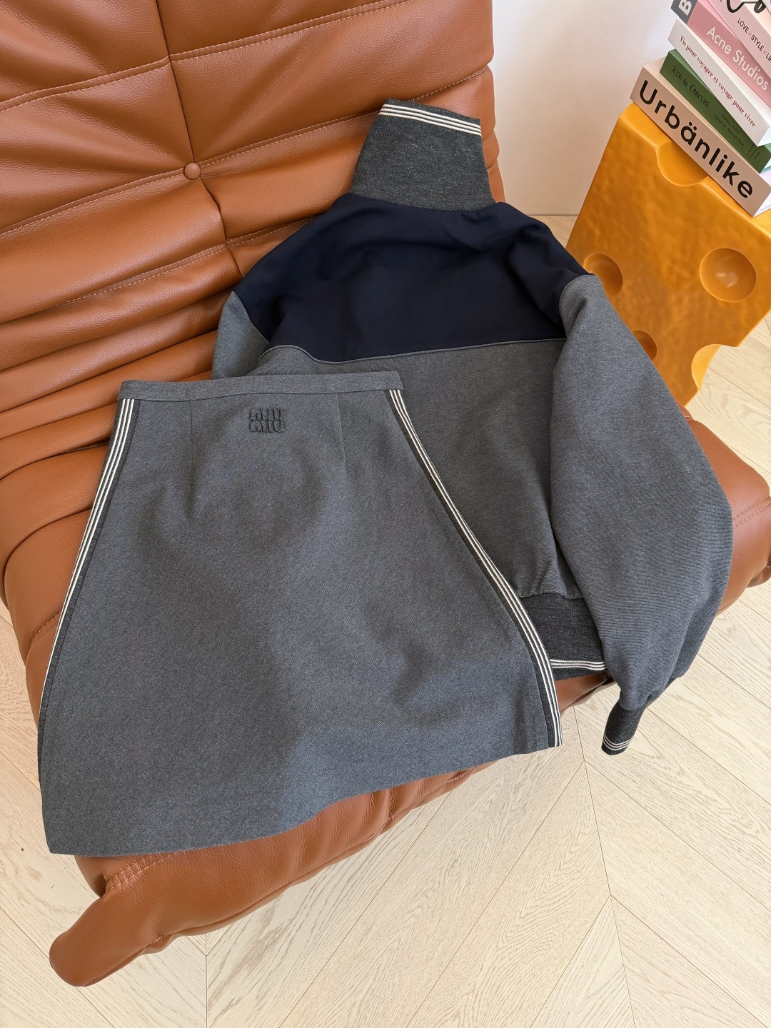 毛晓彤 超多明星同款 25秋冬 撞色设计一套搭配 棒球服卫衣+双侧织带拼接半裙 超级好看的一套 重磅定制