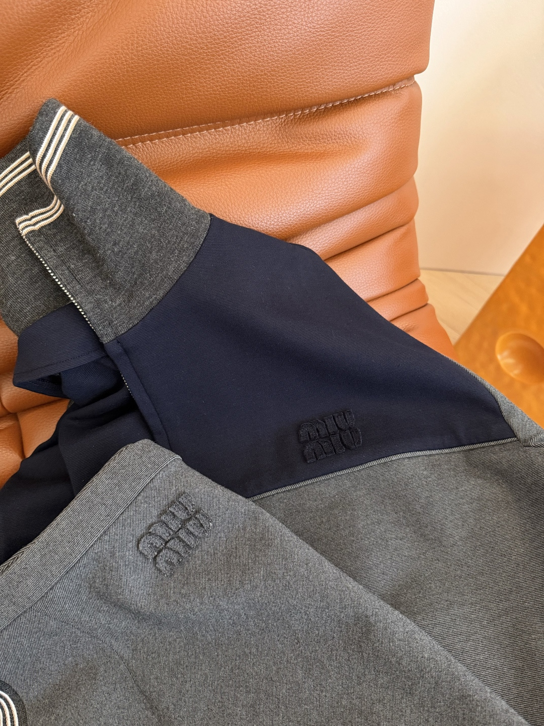 毛晓彤 超多明星同款 25秋冬 撞色设计一套搭配 棒球服卫衣+双侧织带拼接半裙 超级好看的一套 重磅定制