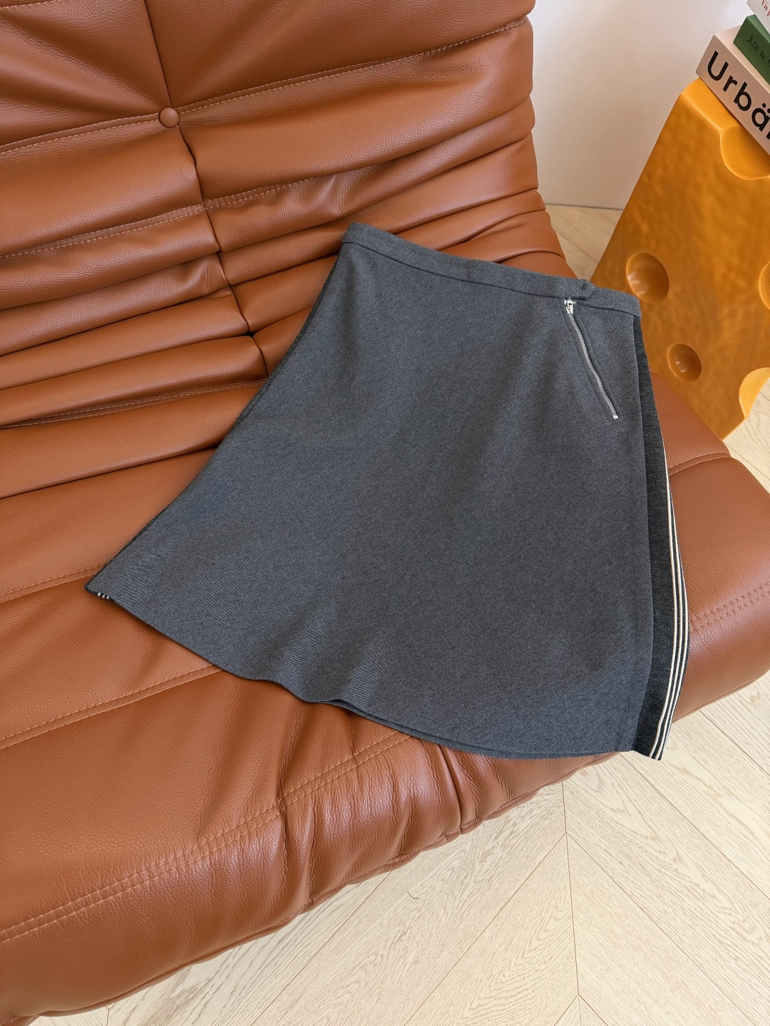 毛晓彤 超多明星同款 25秋冬 撞色设计一套搭配 棒球服卫衣+双侧织带拼接半裙 超级好看的一套 重磅定制