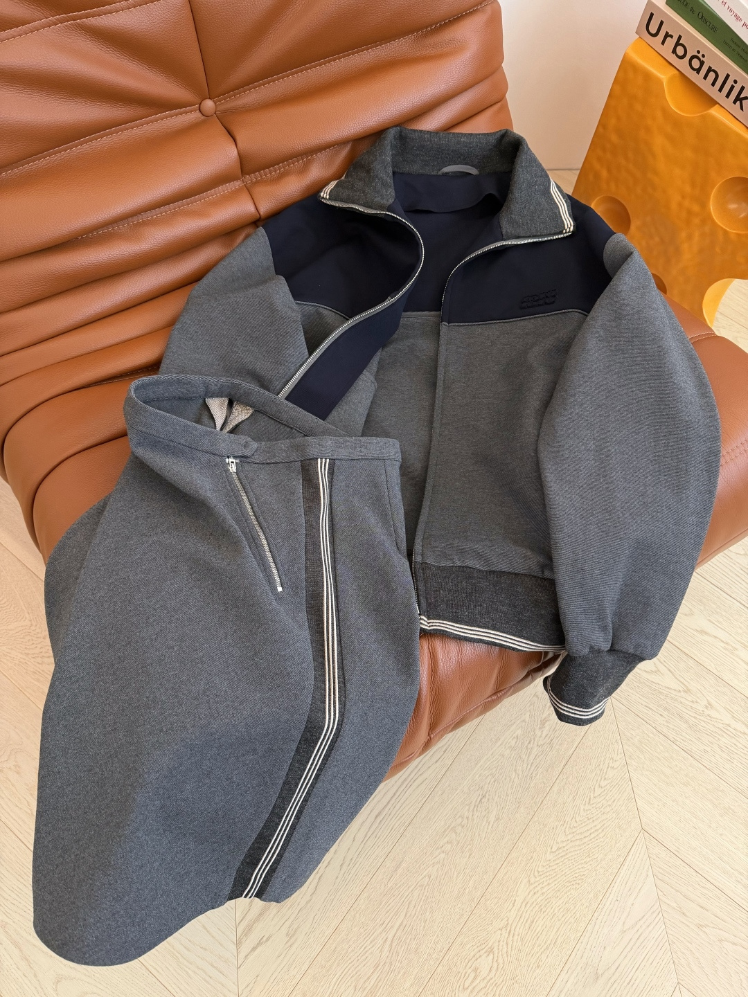 毛晓彤 超多明星同款 25秋冬 撞色设计一套搭配 棒球服卫衣+双侧织带拼接半裙 超级好看的一套 重磅定制