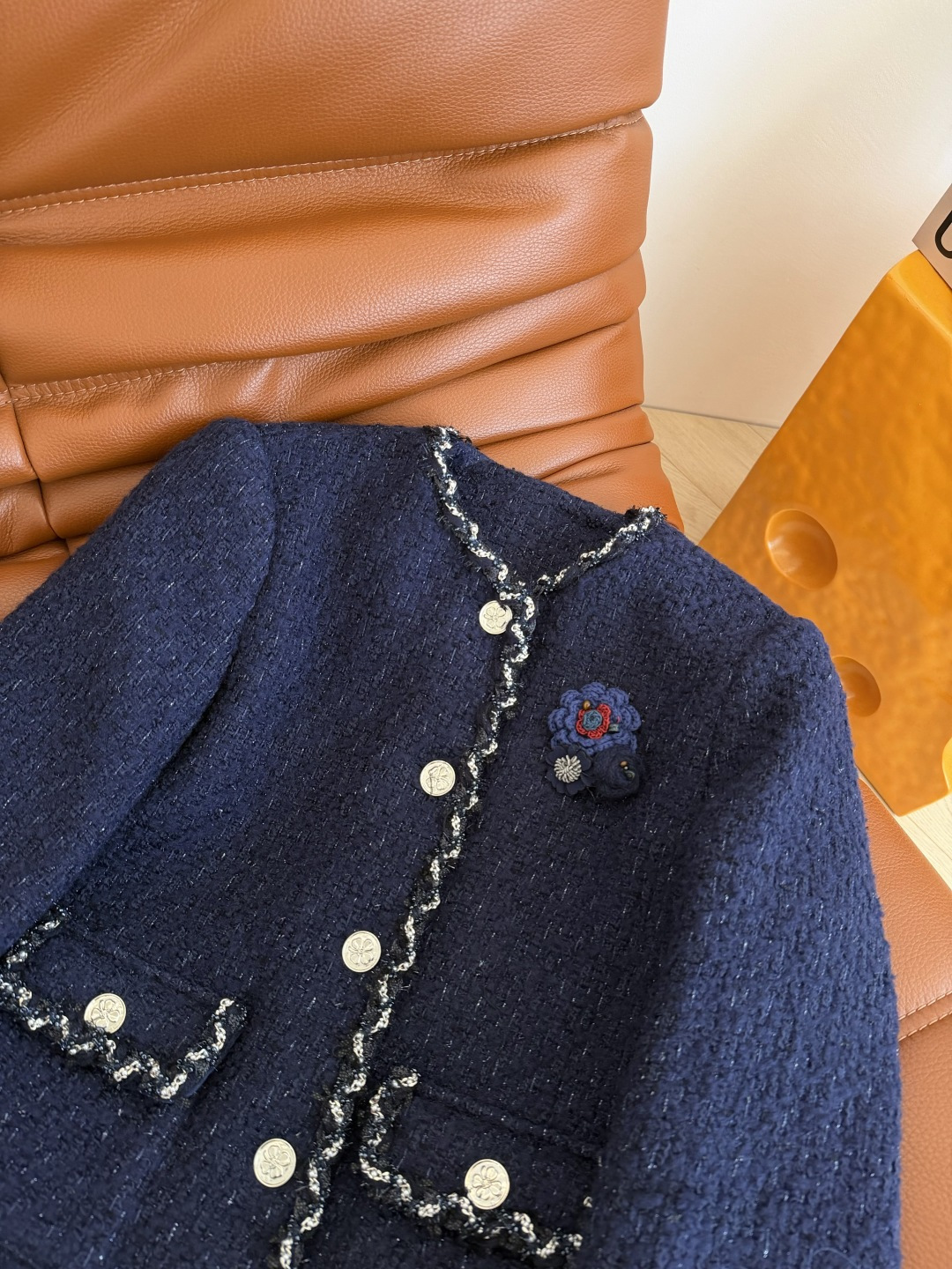 优雅气质 25FW 手工钩花胸针装饰藏蓝色羊毛外套 高阶通勤必备款 日常聚会和重要场合也可以Hold的住