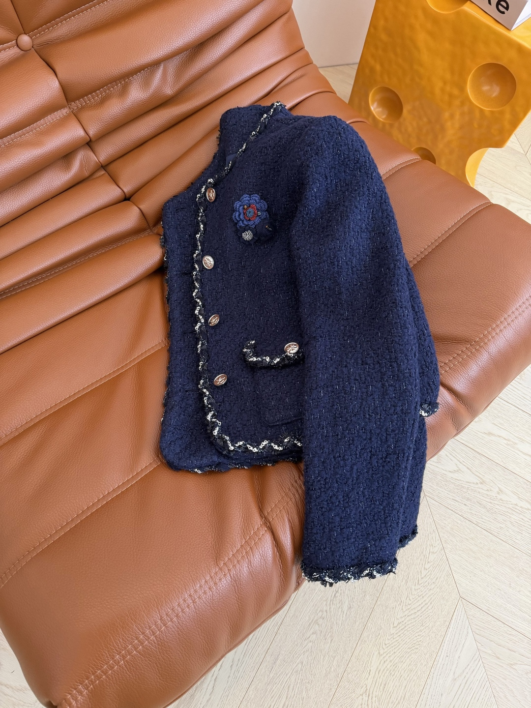 优雅气质 25FW 手工钩花胸针装饰藏蓝色羊毛外套 高阶通勤必备款 日常聚会和重要场合也可以Hold的住