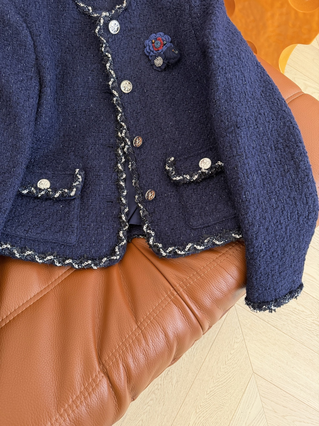 优雅气质 25FW 手工钩花胸针装饰藏蓝色羊毛外套 高阶通勤必备款 日常聚会和重要场合也可以Hold的住