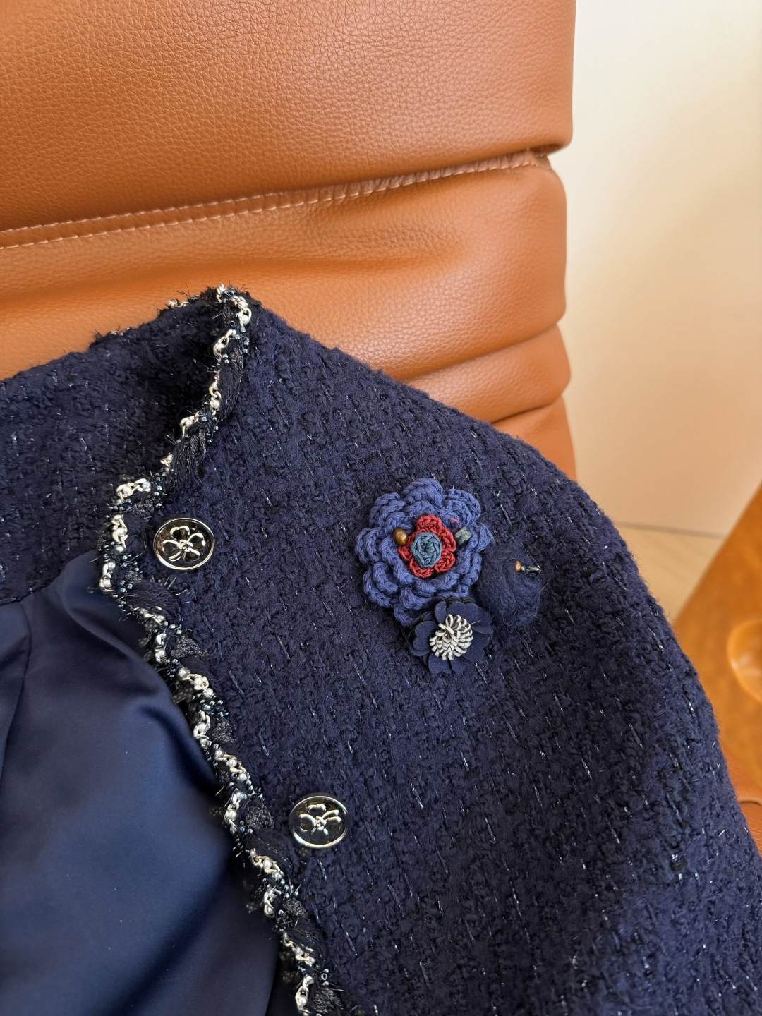 优雅气质 25FW 手工钩花胸针装饰藏蓝色羊毛外套 高阶通勤必备款 日常聚会和重要场合也可以Hold的住