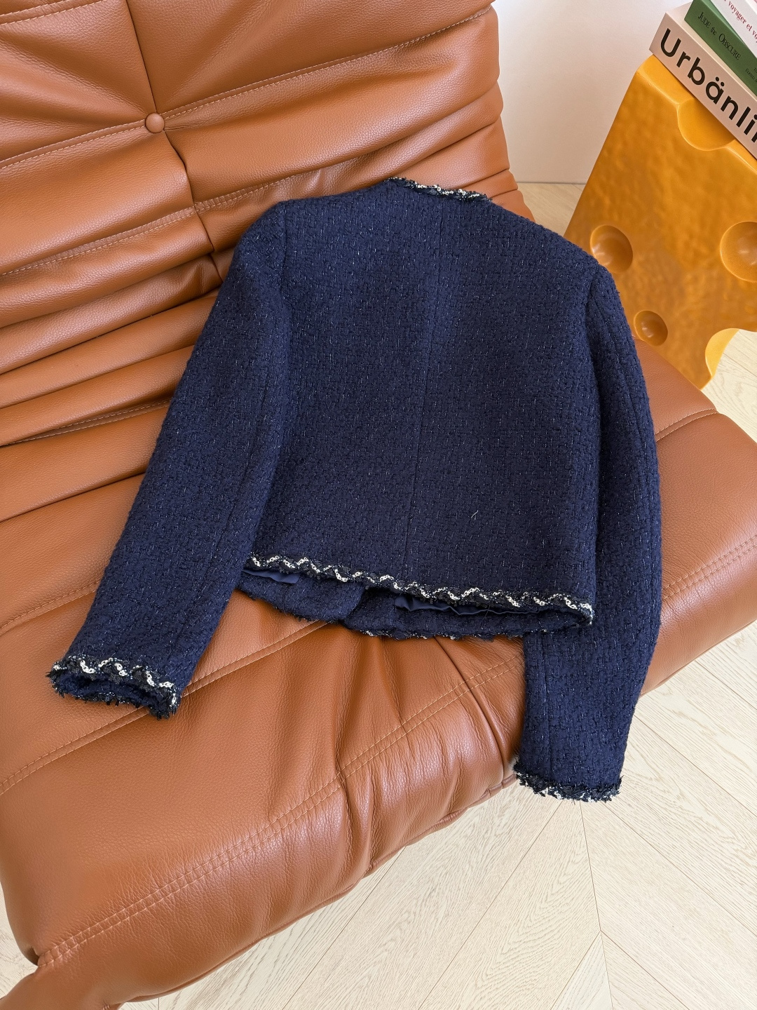 优雅气质 25FW 手工钩花胸针装饰藏蓝色羊毛外套 高阶通勤必备款 日常聚会和重要场合也可以Hold的住