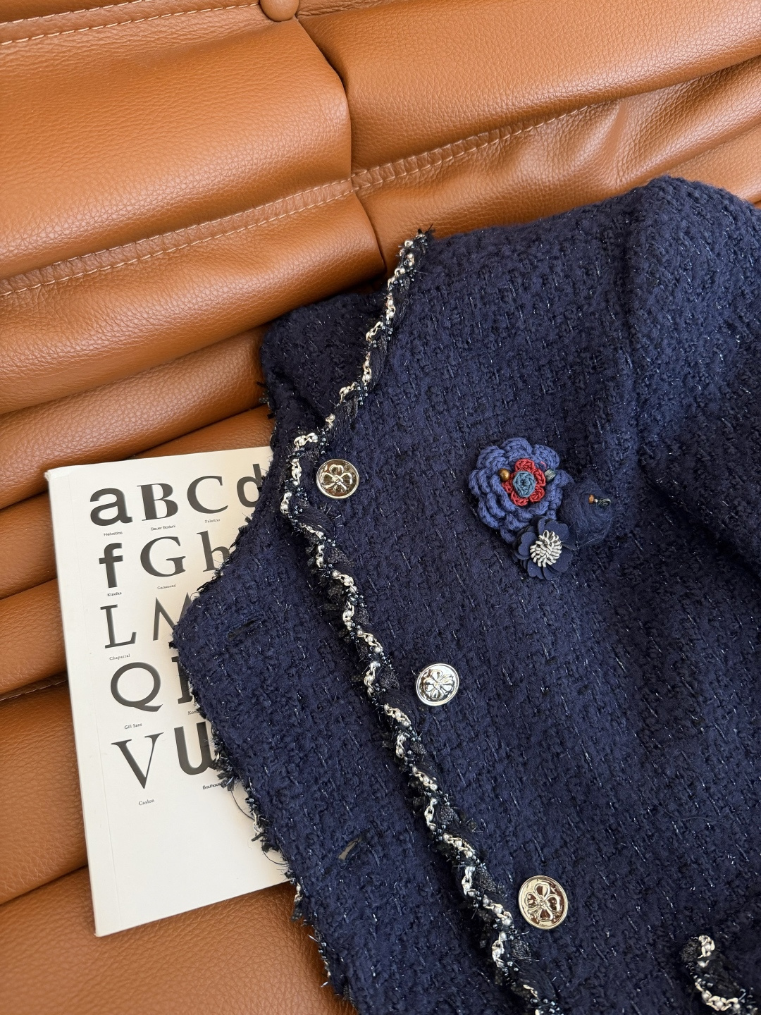 优雅气质 25FW 手工钩花胸针装饰藏蓝色羊毛外套 高阶通勤必备款 日常聚会和重要场合也可以Hold的住