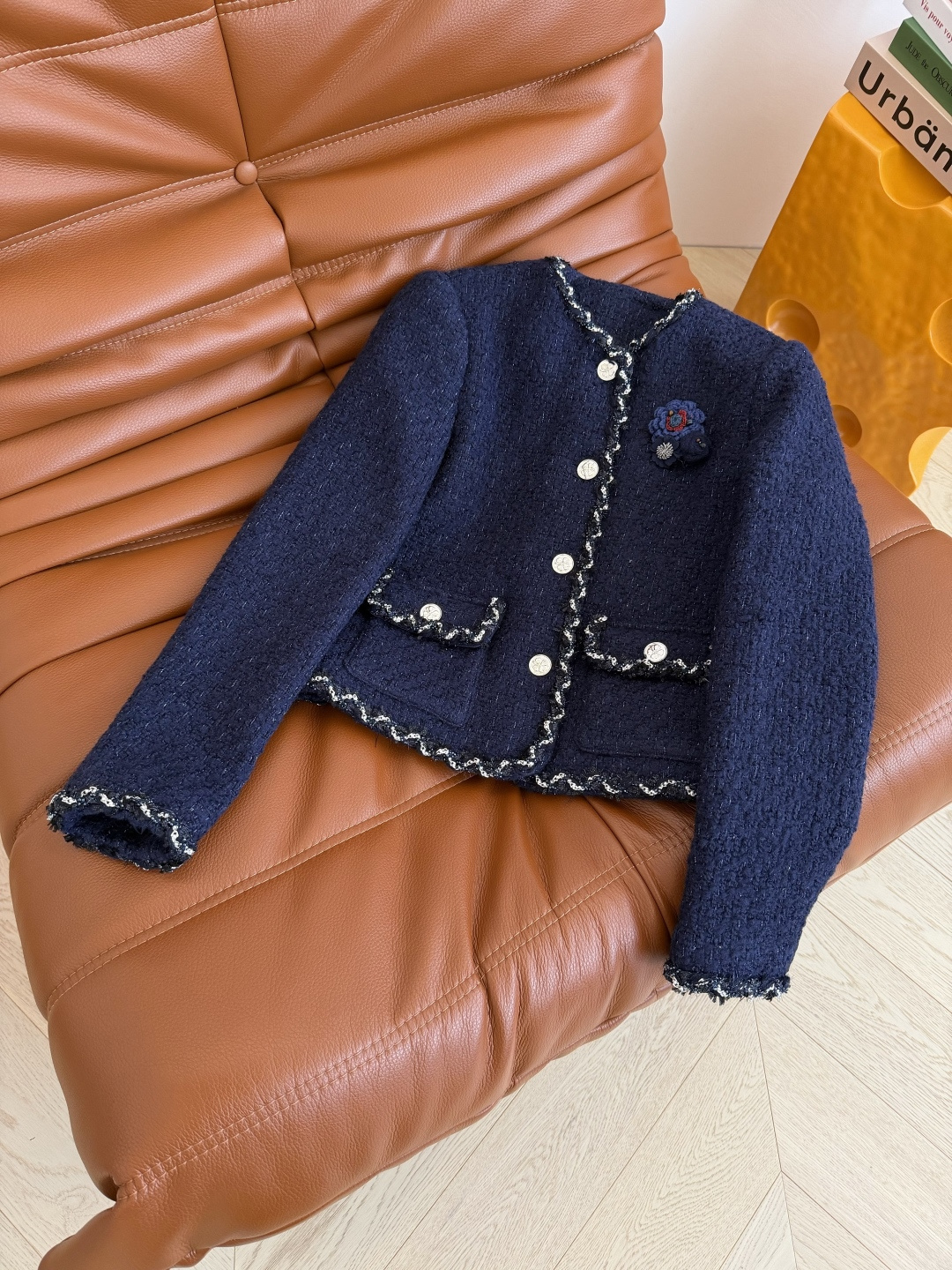 优雅气质 25FW 手工钩花胸针装饰藏蓝色羊毛外套 高阶通勤必备款 日常聚会和重要场合也可以Hold的住