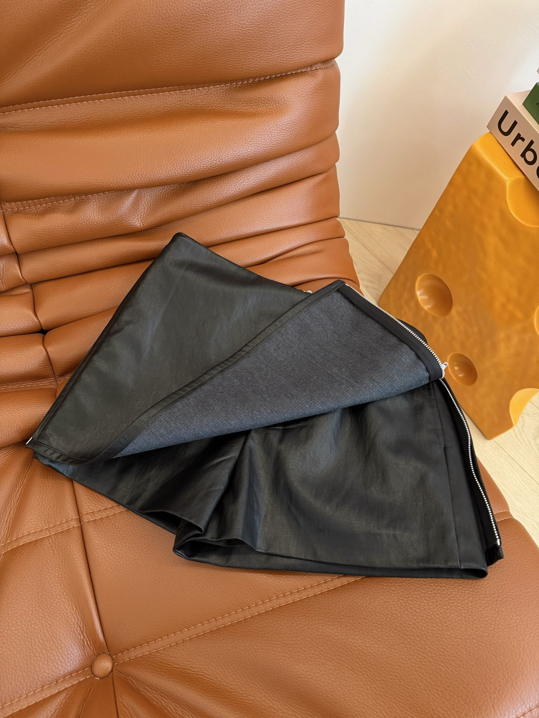 长腿精 25秋冬 侧边拉链开叉设计短半裙裤裙 上身就是腿精本精 溢出屏幕的长腿 迷你超短款设计 内里是短