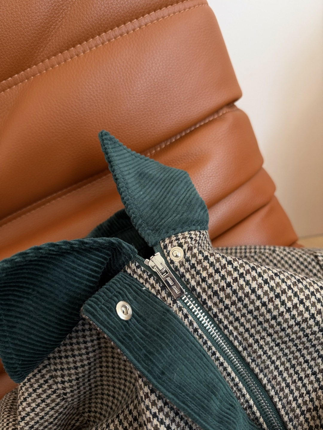 唐嫣同款 25 秋冬 墨绿色灯芯绒拼接夹棉外套 缪系复古 胸前立体字母装饰 要时髦更要温暖就是这一件了 