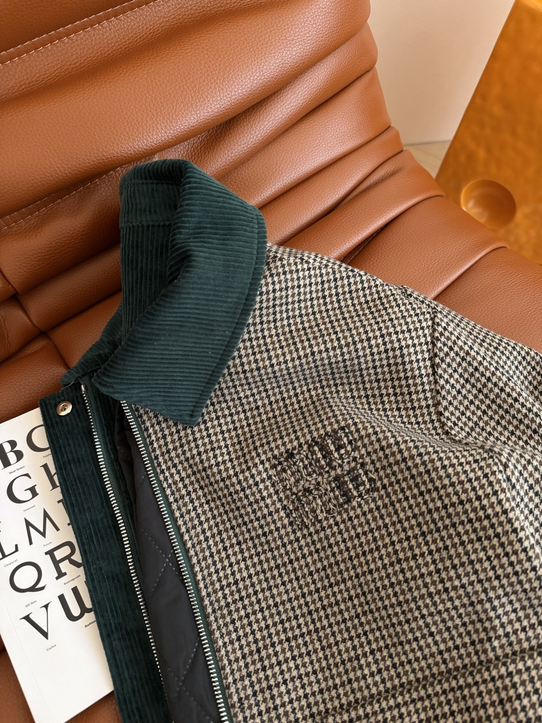 唐嫣同款 25 秋冬 墨绿色灯芯绒拼接夹棉外套 缪系复古 胸前立体字母装饰 要时髦更要温暖就是这一件了 