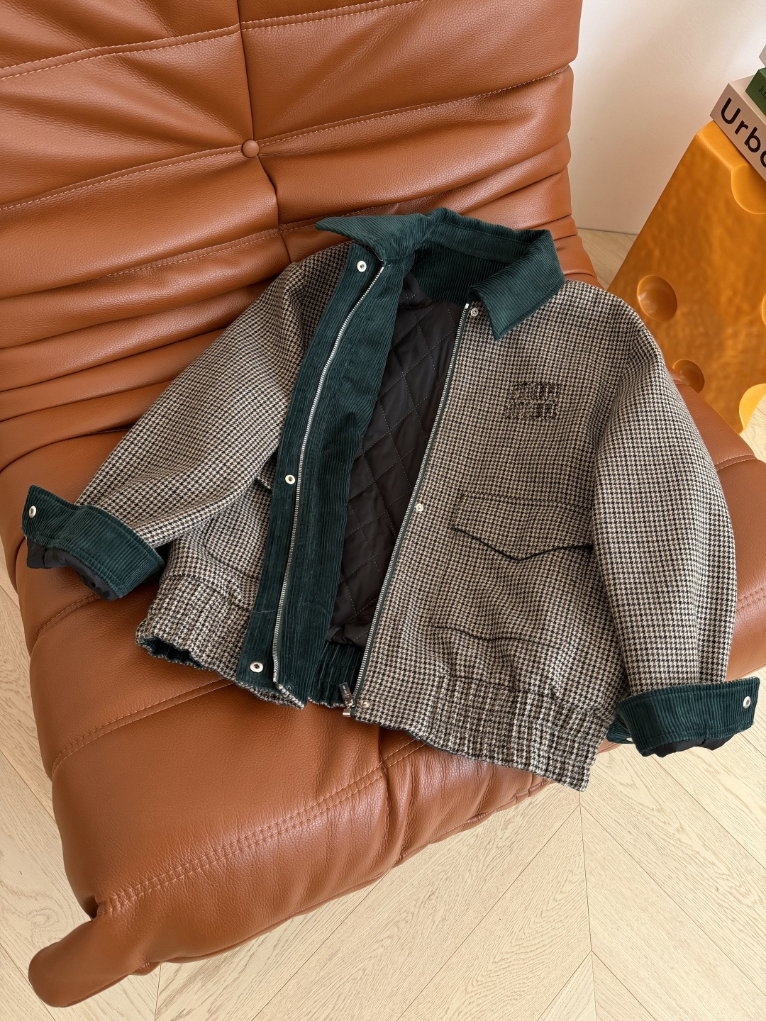 唐嫣同款 25 秋冬 墨绿色灯芯绒拼接夹棉外套 缪系复古 胸前立体字母装饰 要时髦更要温暖就是这一件了 