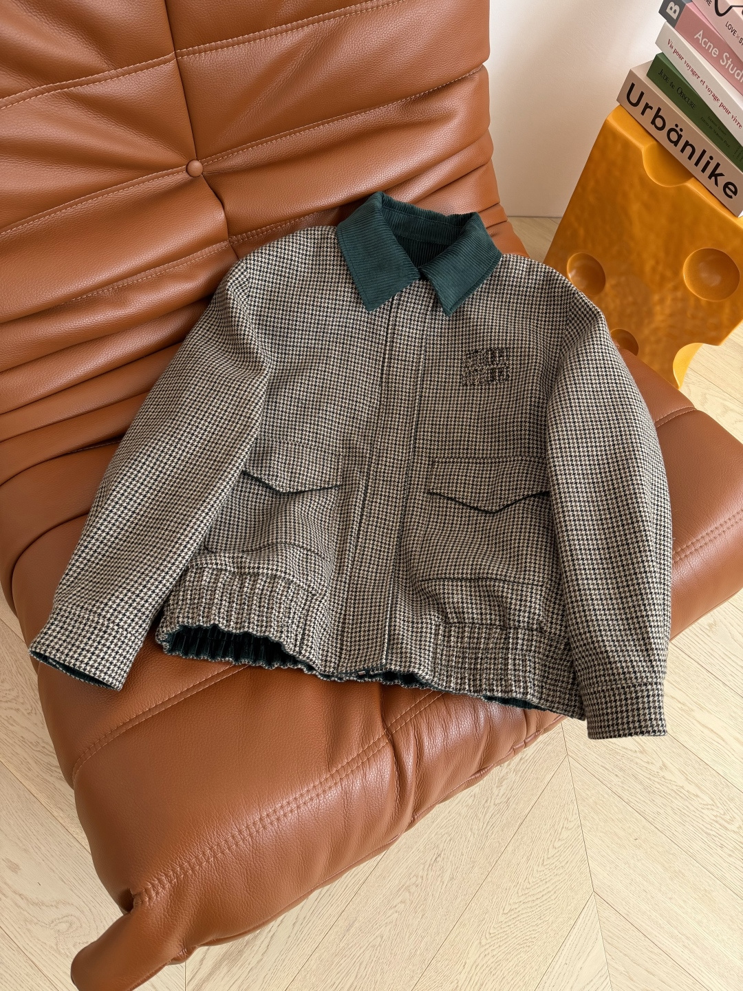 唐嫣同款 25 秋冬 墨绿色灯芯绒拼接夹棉外套 缪系复古 胸前立体字母装饰 要时髦更要温暖就是这一件了 