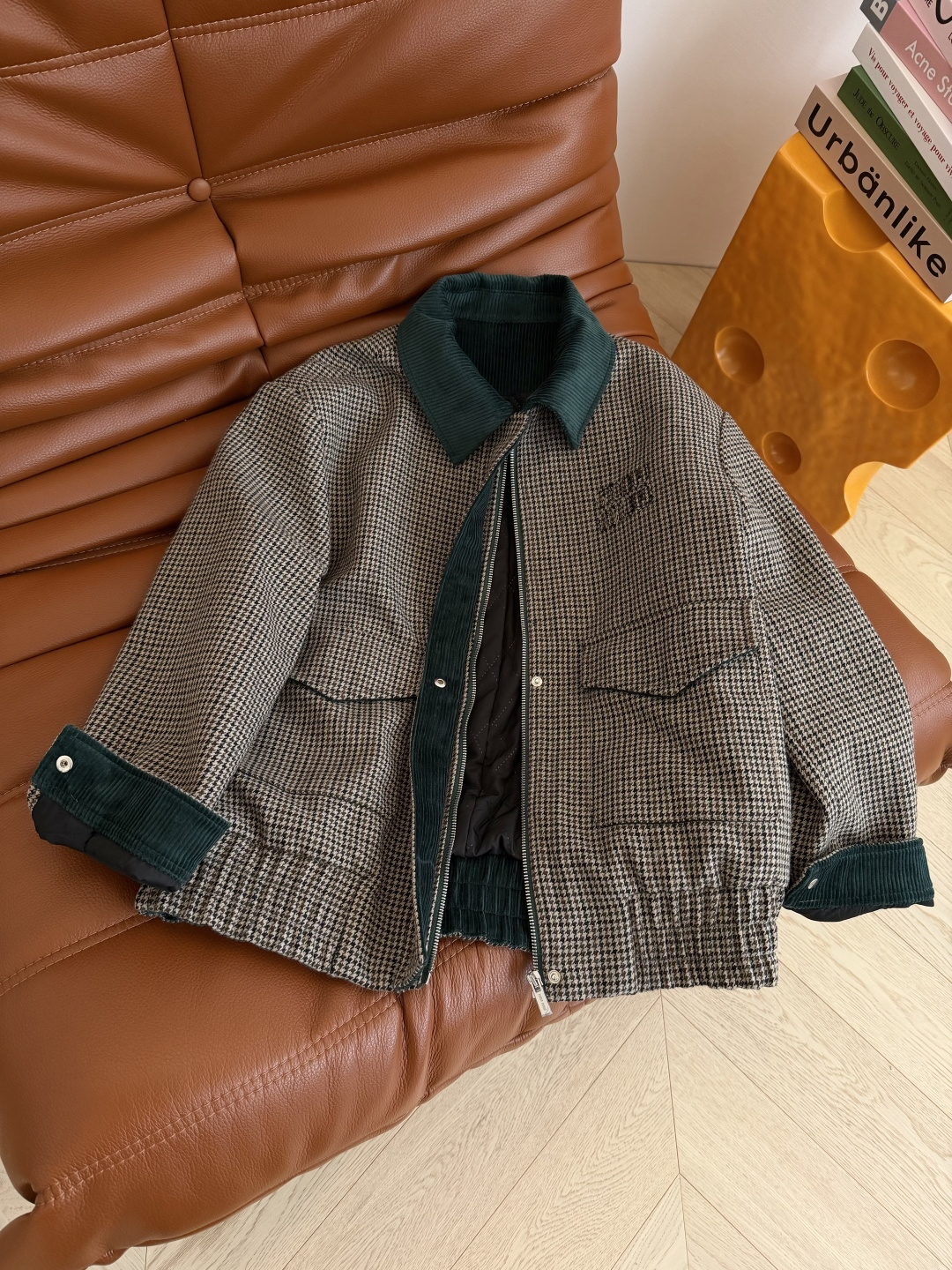 唐嫣同款 25 秋冬 墨绿色灯芯绒拼接夹棉外套 缪系复古 胸前立体字母装饰 要时髦更要温暖就是这一件了 