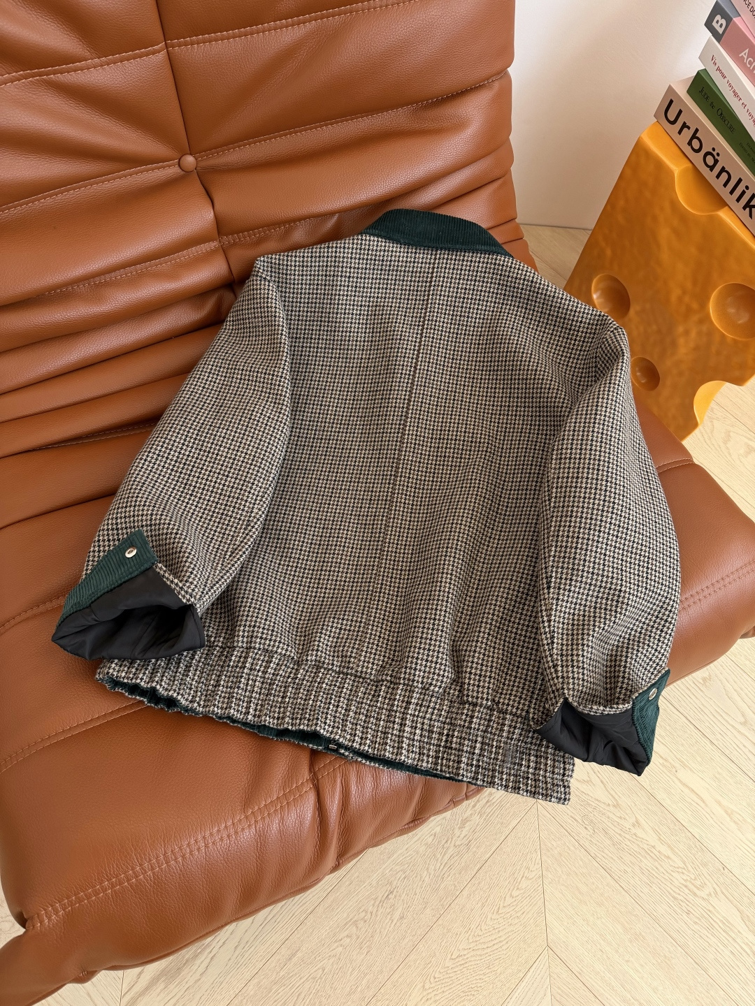 唐嫣同款 25 秋冬 墨绿色灯芯绒拼接夹棉外套 缪系复古 胸前立体字母装饰 要时髦更要温暖就是这一件了 