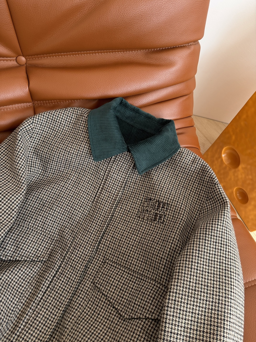 唐嫣同款 25 秋冬 墨绿色灯芯绒拼接夹棉外套 缪系复古 胸前立体字母装饰 要时髦更要温暖就是这一件了 