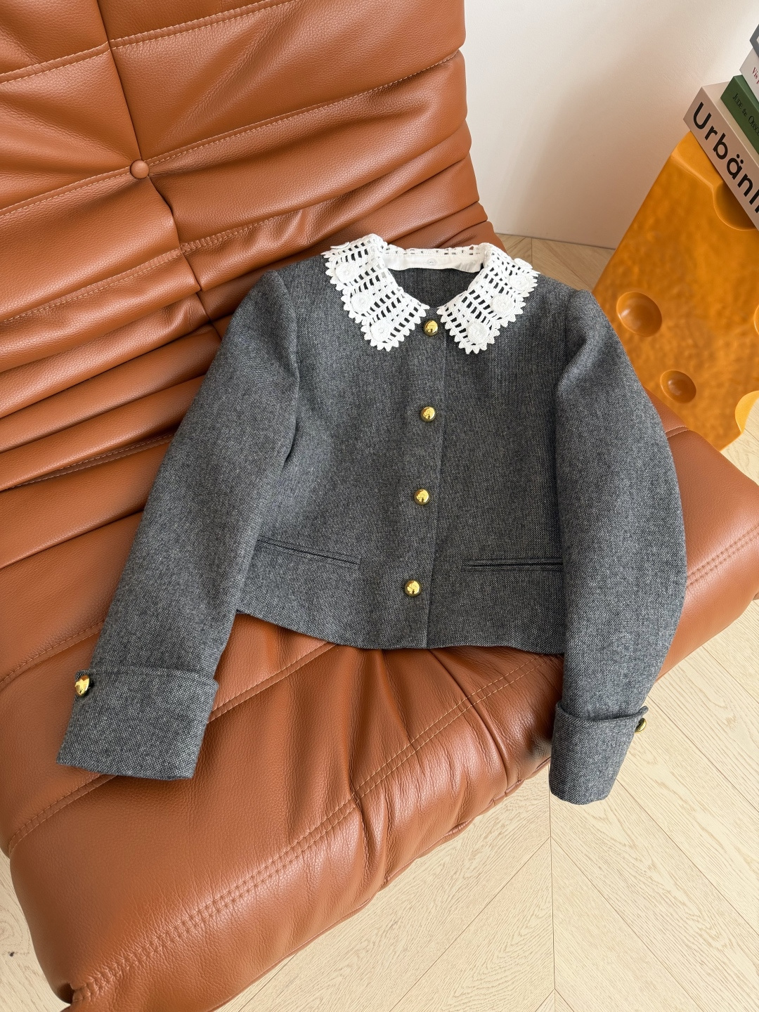 25秋冬 高级灰可拆卸花边领子羊毛套装 V金属扣小细节装饰 让人变得温柔起来的冬日套装 重磅定制的绣花领