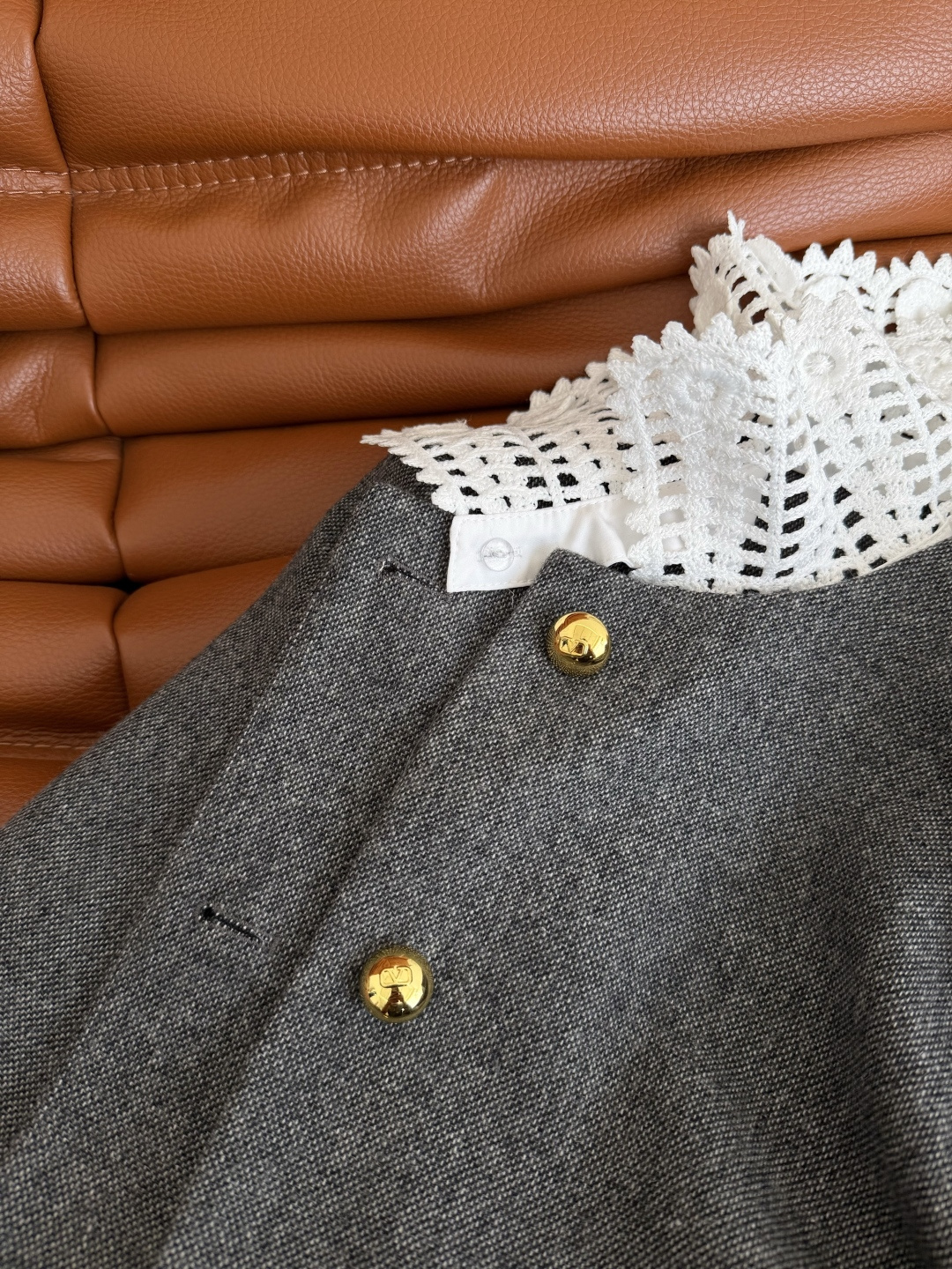 25秋冬 高级灰可拆卸花边领子羊毛套装 V金属扣小细节装饰 让人变得温柔起来的冬日套装 重磅定制的绣花领