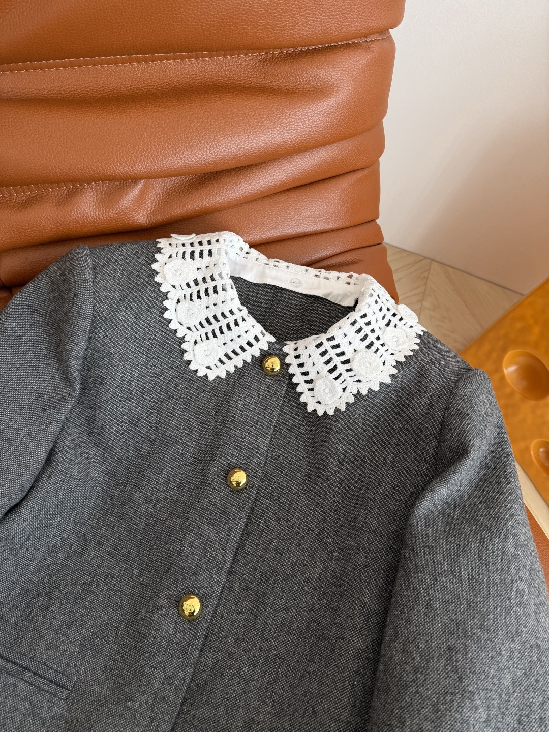 25秋冬 高级灰可拆卸花边领子羊毛套装 V金属扣小细节装饰 让人变得温柔起来的冬日套装 重磅定制的绣花领