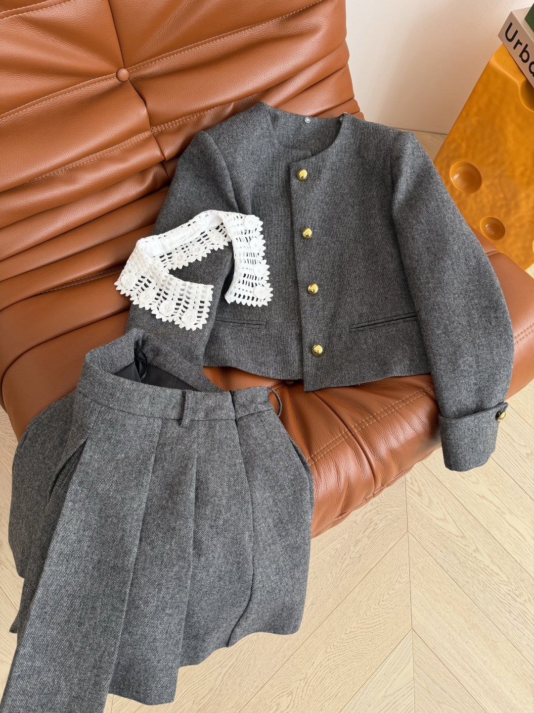 25秋冬 高级灰可拆卸花边领子羊毛套装 V金属扣小细节装饰 让人变得温柔起来的冬日套装 重磅定制的绣花领