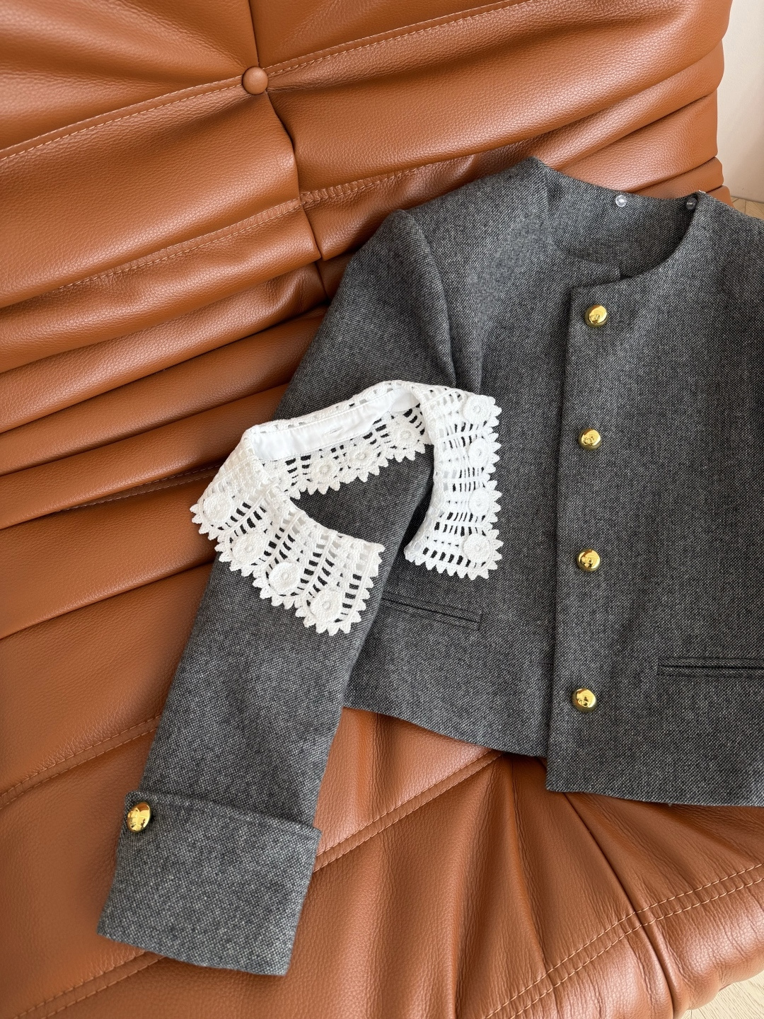 25秋冬 高级灰可拆卸花边领子羊毛套装 V金属扣小细节装饰 让人变得温柔起来的冬日套装 重磅定制的绣花领