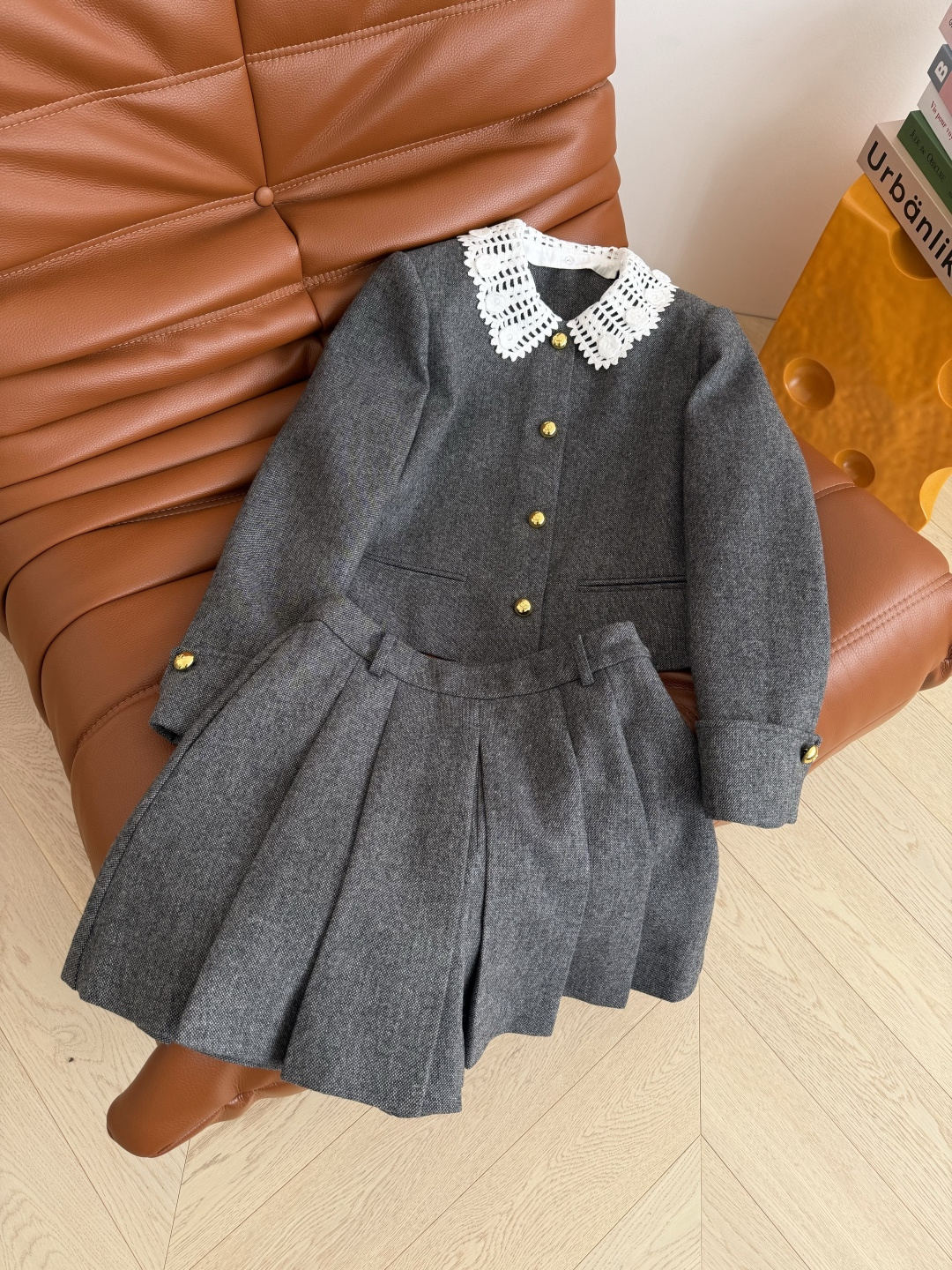 25秋冬 高级灰可拆卸花边领子羊毛套装 V金属扣小细节装饰 让人变得温柔起来的冬日套装 重磅定制的绣花领